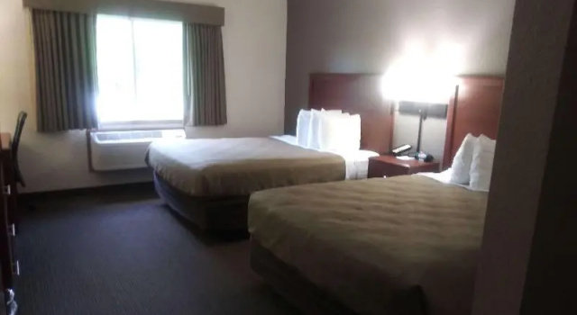 Четырёхместный номер Standard AmericInn by Wyndham Red Wing