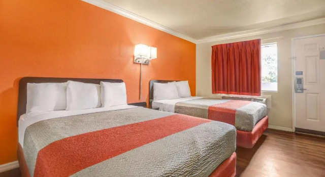 Четырёхместный номер Standard Motel 6-Fresno, CA - Belmont Ave