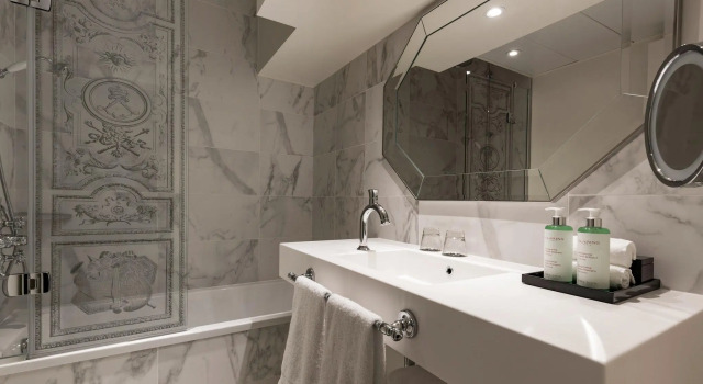 Двухместный номер Superior Le Louis Hotel Versailles Château - MGallery Collection