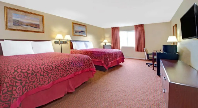 Четырёхместный номер Standard с балконом Days Inn by Wyndham St. Louis/Westport MO
