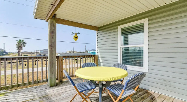 Walk to Beach; Surfside Beach Home w/ Deck, Varaa Lomakoti Mökit kohteessa Houston, Mökki