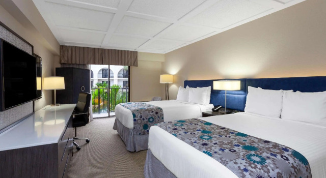 Четырёхместный номер Standard с видом на бассейн Wyndham Boca Raton Hotel