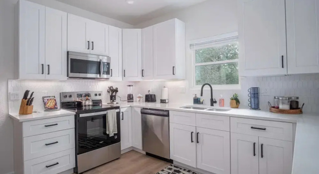 Коттедж Vibrant 4br/3ba Oasis Near Happy Downtown!
