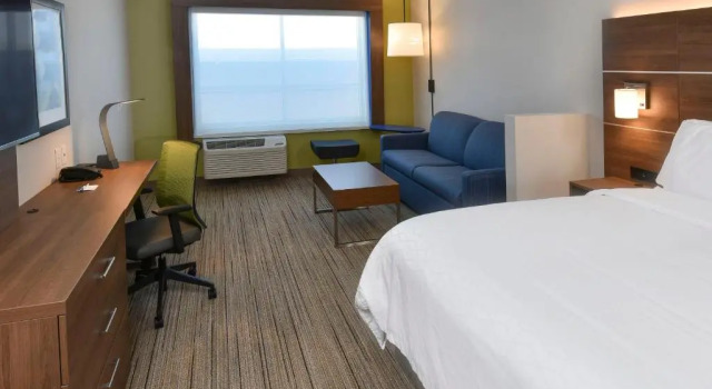 Люкс Deluxe Holiday Inn Express & Suites Madisonville by IHG