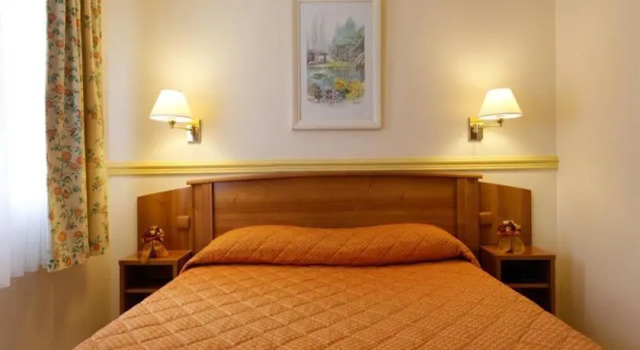 Hotel du Lac, Забронировать Отель Соль-ле-Шартре Essonne