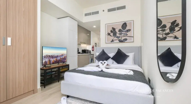 Large Balcony Studio 10 Minutes From Dubai Mall