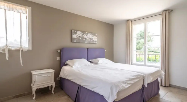 Aircon Villa With 4 Suites, Swimming Pool, Walking Distance to the Center, 20 km From the Beach