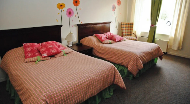 Четырёхместный номер Standard с балконом Hotellerie Jardins de Ville