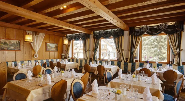 Hotel Goldene Rose, Забронировать Отель Монгуэльфо План-де-Коронес