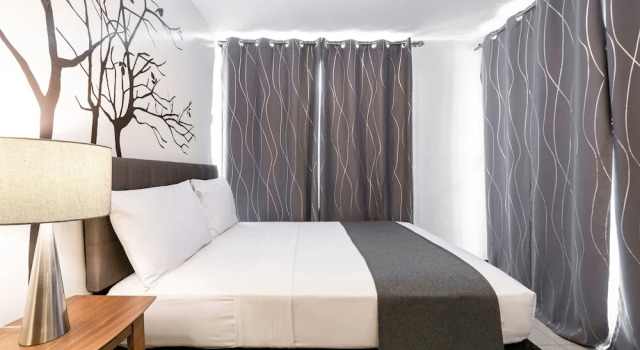 Номер Deluxe c 1 комнатой с балконом Artemis Place Makati Hotel