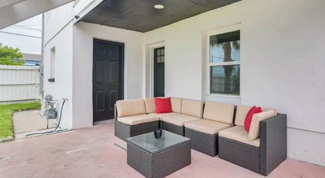 < 1 Mi to Beaches: Galveston Retreat w/ Patio!