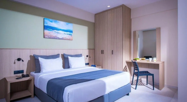 Enorme Eanthia Beach, Забронировать Отель Бизнес-отели Платаньяс, 4* 5*