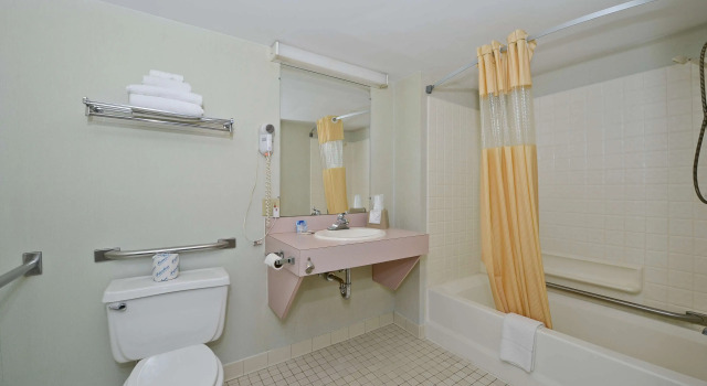 Четырёхместный номер Standard Americas Best Value Inn Saint Ignace