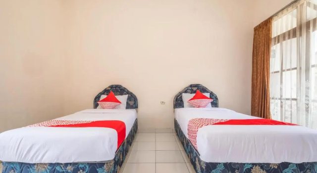Deluxe Twin room RedDoorz at Hotel Padjajaran Tasikmalaya