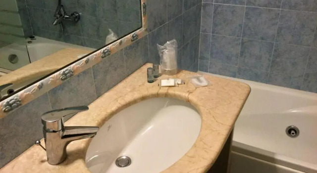 Трёхместный номер Standard Residenza Due Torri check in presso HOTEL CENTRALE Vicolo Cattani 7