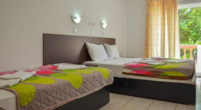Четырёхместный номер Standard с балконом и с красивым видом из окна Ellas Hotel