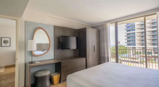 Люкс c 1 комнатой с частичным видом на океан Embassy Suites by Hilton Waikiki Beach Walk