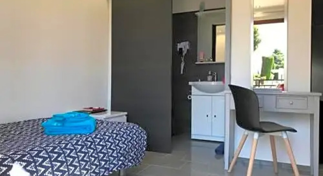 Debbies Crew House, Забронировать Отель Антиб Приморские Альпы, рядом с Пляж Фор-Кар