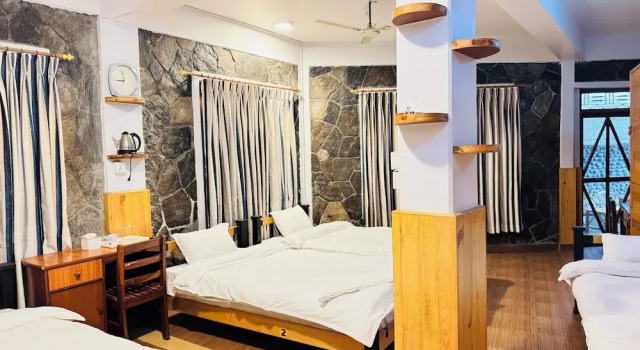 Четырёхместный номер Standard с балконом Roamers Inn