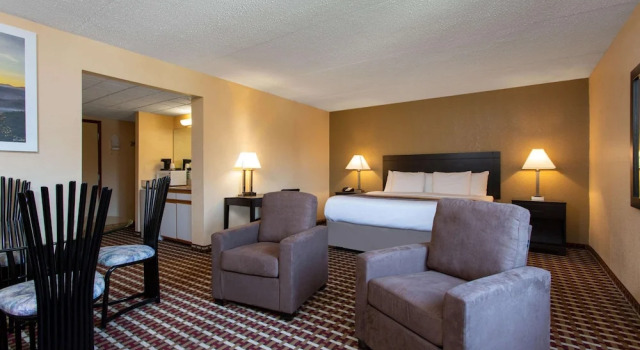 Двухместный люкс Days Inn by Wyndham Hillsborough