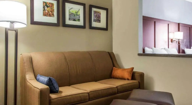 Четырёхместный люкс Fairfield by Marriott Inn & Suites Scottsdale Old Town