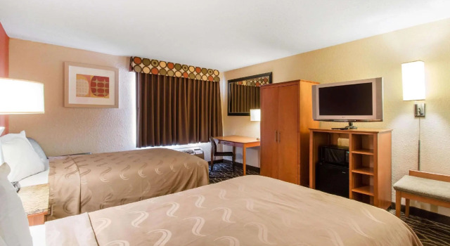 Четырёхместный номер Standard Quality Inn & Suites I-35 near Frost Bank Center