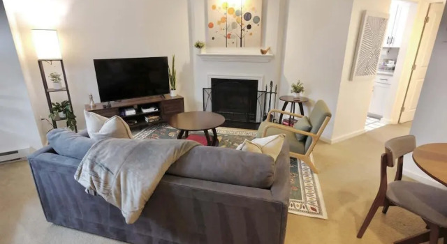 Capitol Hill & Penn - Steps From Eastern Market, Забронировать Апартаменты/квартира Апартаменты Вашингтона, рядом с Carroll Senior Citizens Center, Апартаменты/квартира