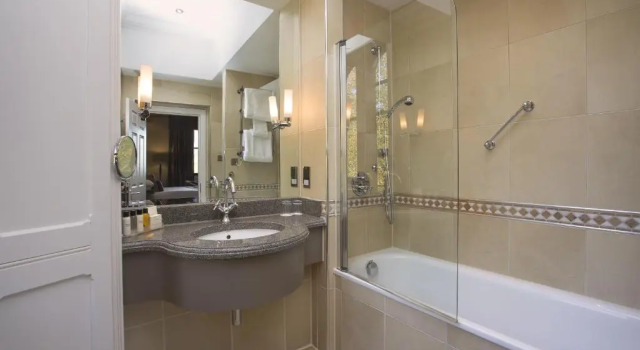Номер Classic Nutfield Priory Hotel & Spa