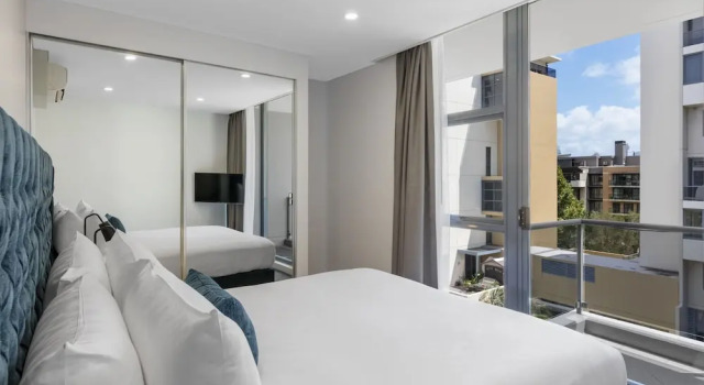 Люкс с 2 комнатами с балконом Meriton Suites Waterloo