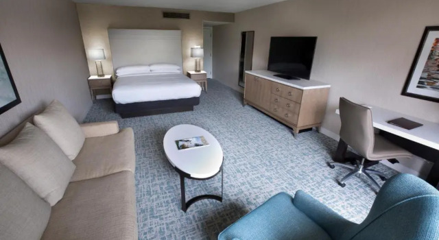 Номер Standard с видом на горы Hilton Santa Barbara Beachfront Resort