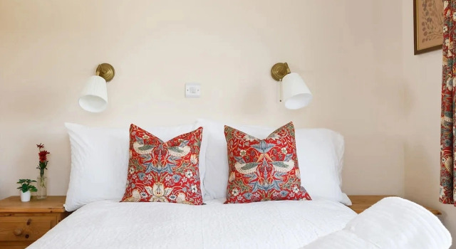 Коттедж Sunny Seafront Chalet - Sleeps 6