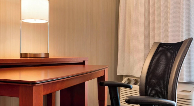 Люкс c 1 комнатой Courtyard by Marriott Champaign