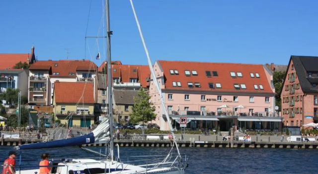 Hotel Am Yachthafen, Забронировать Отель Варен Мюриц
