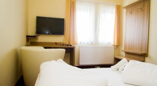 Corvina Hotel-Restaurant, Book Hotel Hoteller i Western Transdanubia med parkering, Parkering