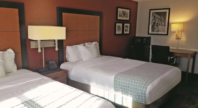 Четырёхместный номер Deluxe La Quinta Inn by Wyndham Pittsburgh Airport