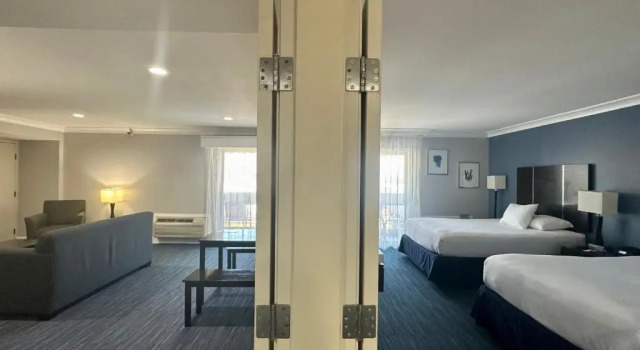 Семейный люкс с балконом The Pacific Inn