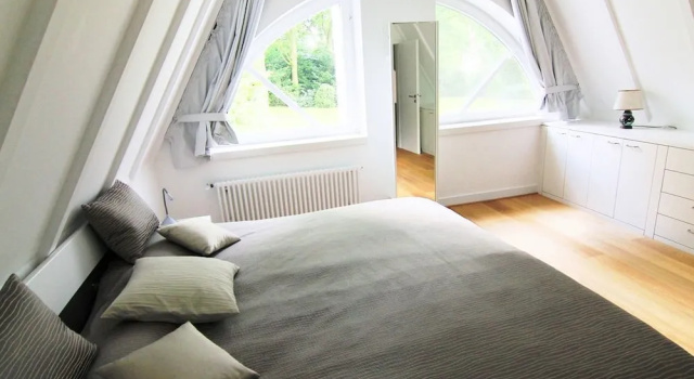 Кровать в общем номере Пентхаус с 6 комнатами Luxus Ferienhaus Villa EMG Emsdetten nah Münster, Osnabrück, Rheine für Familien Gruppen bis 17 Personen, Pool, Whirlpool, Garten, Kamin, 6SZ