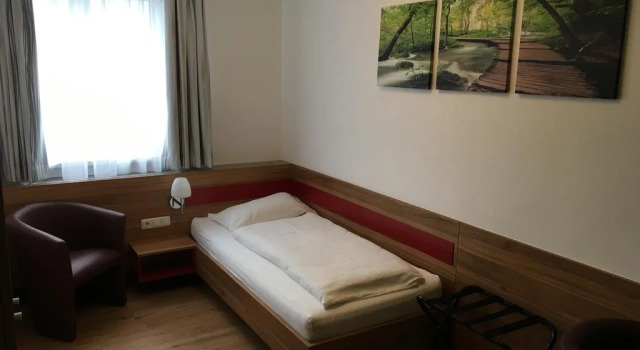 Leonfeldner-Hof, Book Hotel  