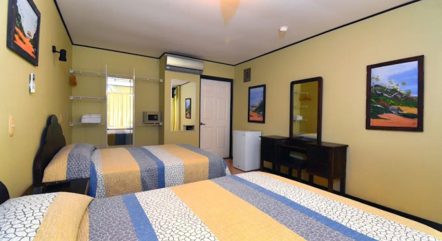 Четырёхместный номер Standard с балконом и с красивым видом из окна Mangaby Playa Hermosa