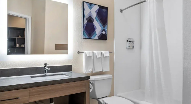 Люкс Studio Candlewood Suites Victoria by IHG