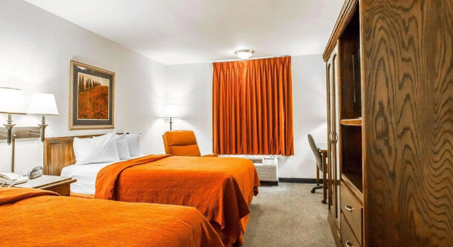 Четырёхместный номер Standard Quality Inn and Suites