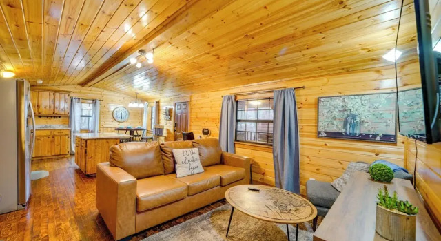 Broken Bow Abode w/ Hot Tub < 7 Mi to Lake!, Boek Vakantiehuis Hochatown Oklahoma
