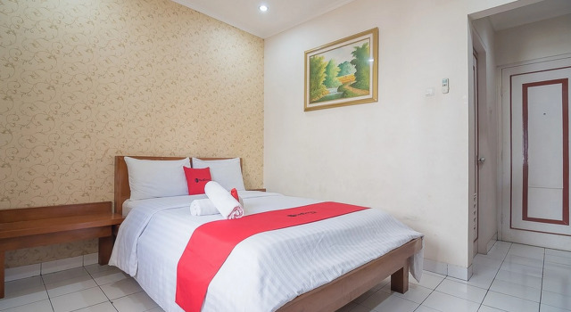 RedDoorz near Setrasari Mall 2