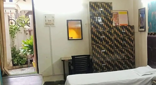 Кровать в общем номере Siddhivinayak Temple Guest House