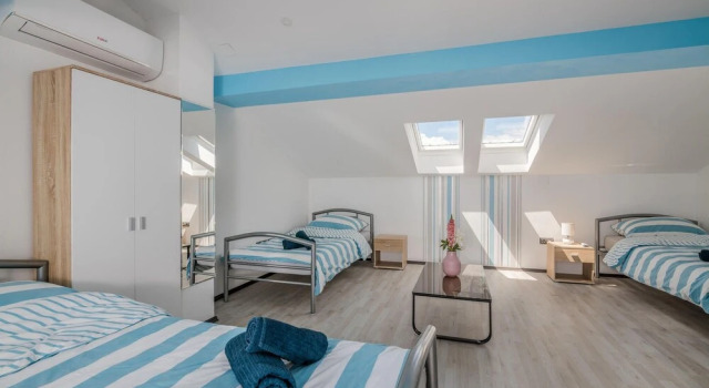 Beautiful Home in Brzac With Wifi and 2 Bedrooms, Varaa Hotelli Hotellit Kvarner Islands uima-altaalla, Uima-allas
