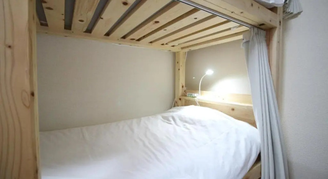Кровать в общем номере Glocal Nagoya Backpackers Hostel