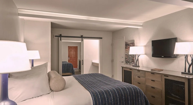 Двухместный номер Standard с видом на бассейн Fredericksburg Inn and Suites