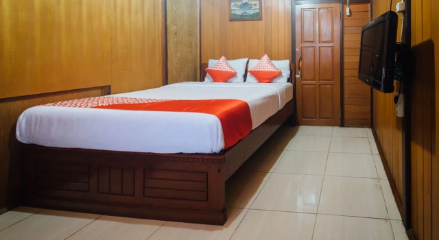 Crecia Guest House by OYO Rooms, Rezervovat Penzión Hotely v Maluku s parkováním, Parkování