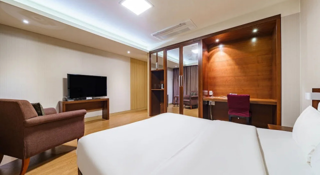 Двухместный номер Deluxe Korea Tourist Hotel