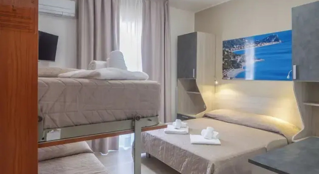 Четырёхместный номер Standard с балконом Hotel La Bussola